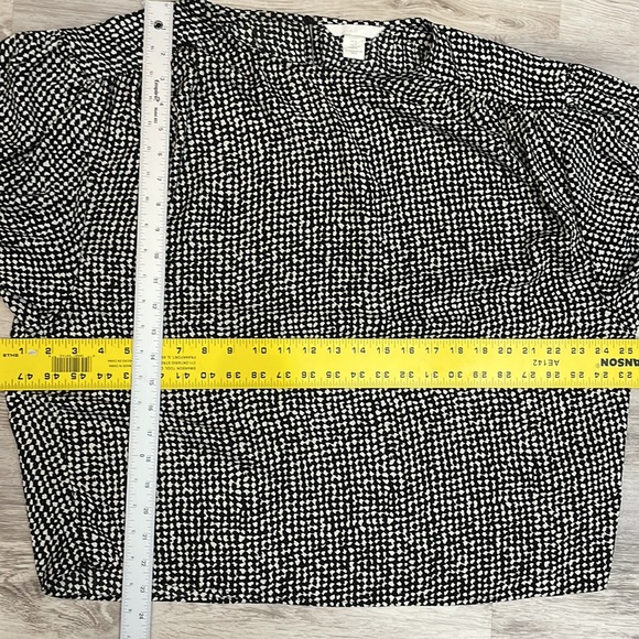 H&M Black & White Silky Pull Over Button Keyhole Back Women’s Blouse Size Medium - Picture 7 of 11